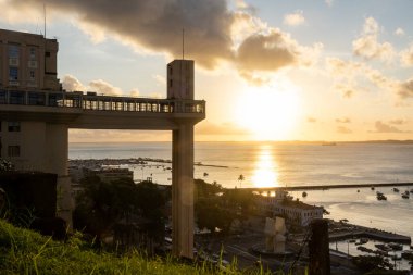 Salvador, Bahia, Brezilya 'nın tarihi şehir merkezinde gün batımında Lacerda Lift' e güzel bir manzara
