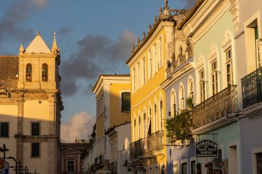 Salvador, Bahia, Brezilya 'nın tarihi şehir merkezinde renkli binaların ve evlerin güzel manzarası