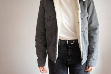 Beyaz arka planda duran tanınmamış stil sahibi kadın. 