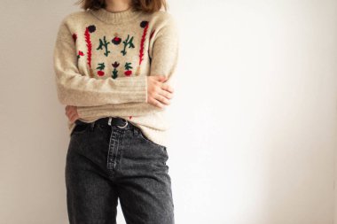 Beyaz arka planda duran tanınmamış stil sahibi kadın. 