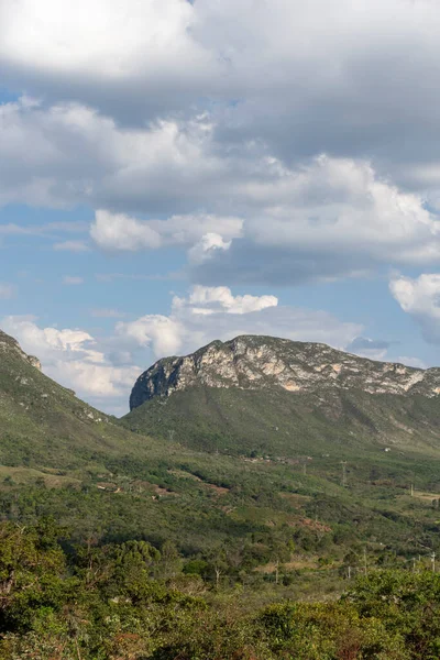 緑のセラード植生の美しいフラットトップ山への眺め — ストック写真