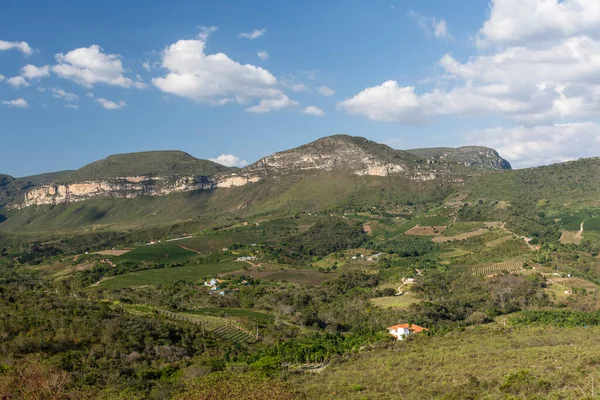 Kırsal kesimdeki güzel tarlalar ve dağlar.
