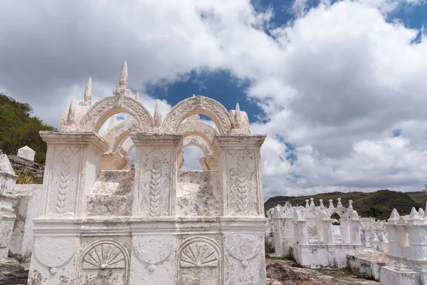Прекрасний Вид Гірське Кладовище Білий Візантійський Стиль Надгробні Камені — стокове фото