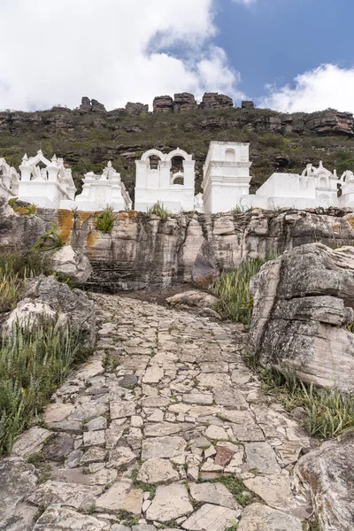 Hermosa Vista Cementerio Montaña Piedras Tumba Estilo Bizantino Blanco — Foto de Stock