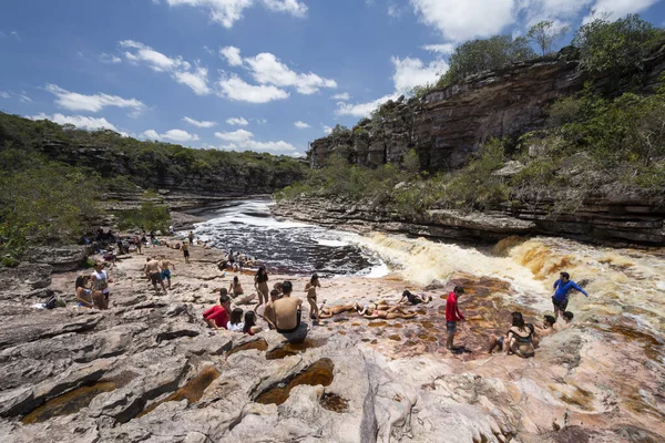 Gente Disfrutando Hermosa Cascada Natural Del Río Paisaje Rocoso — Foto de Stock