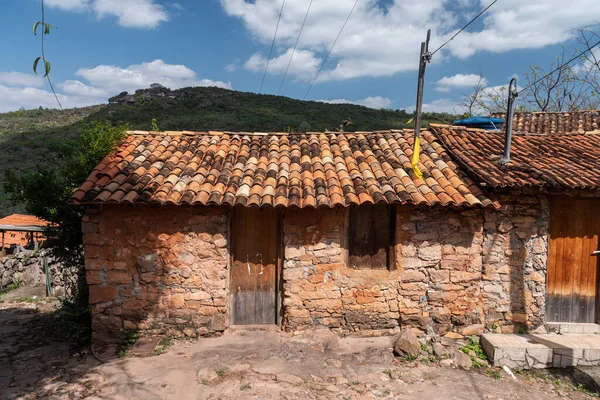山村の古い鉱山労働者の素敵な歴史的な素朴な岩の家 — ストック写真