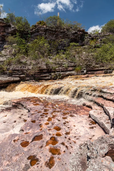 Kayalık nehir manzarasında akan güzel doğal şelale.