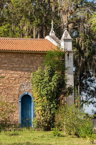 Blick Auf Die Backsteinfassade Der Alten Kolonialkirche Einem Kleinen Historischen — Stockfoto