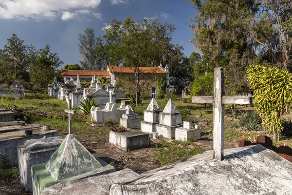 看教堂旁边墓地上的拜占庭风格的白色墓碑 — 图库照片