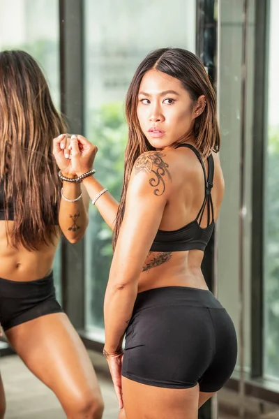 Young Woman Posing Gym Bangkok — Stock Photo, Image