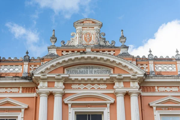 Pelourinho 'daki güzel eski tıp fakültesi binasına bakın.