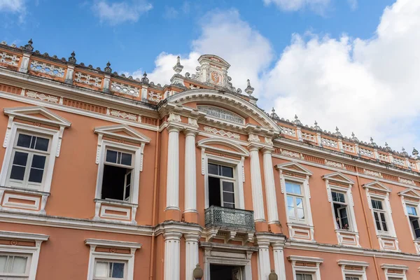 Pelourinho 'daki güzel eski tıp fakültesi binasına bakın.