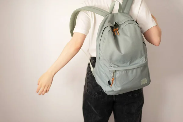 Nicht Wiederzuerkennen Stilvolle Frau Mit Rucksack Steht Auf Weißem Bac — Stockfoto