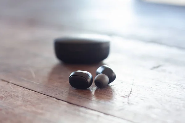 Auriculares Inalámbricos Sobre Fondo Madera Foto Stock —  Fotos de Stock