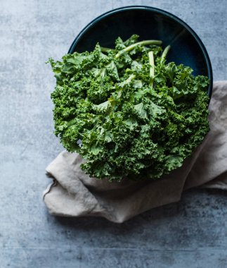 Gri çimento tezgahına karşı bir kase lahana manzarası.