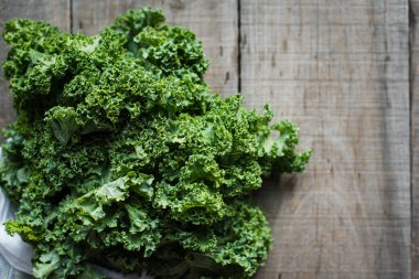 Ahşap bir masanın üstünde lahana çuvalının üst görüntüsünü kapat..