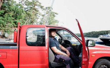 Bir denizci mühendisinin portresi tersanedeki kamyonunda duruyordu.