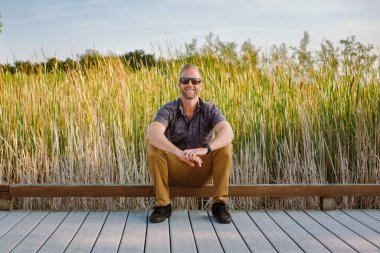 Wetlands Park 'taki sahil yolunda kendine güvenen bir adamın portresi.