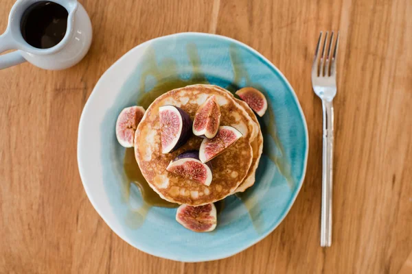 Hemlagade Staplade Pannkakor Med Fikon Och Sirap — Stockfoto