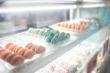 Cam bir kutuda renkli Fransız makarnaları