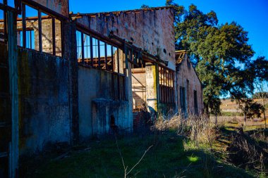 Şehirdeki terk edilmiş fabrika binası.