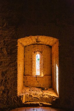 Şehirde terk edilmiş eski bir ev.