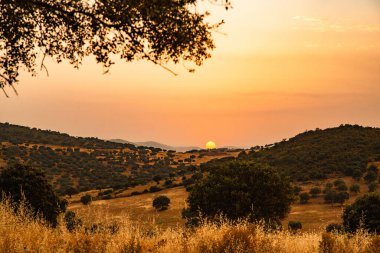 Dağlarda güzel bir gün batımı