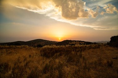 Denizin üzerinde güzel bir gün batımı