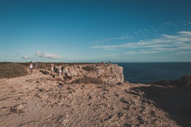 Dağlarda güzel bir kumsal görüntüsü.