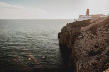 Eyaletin kuzeyindeki Akdeniz kıyısındaki deniz feneri ve deniz feneri manzarası