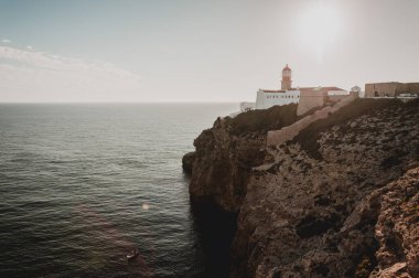 Atlantik Okyanusu kıyısındaki deniz feneri.