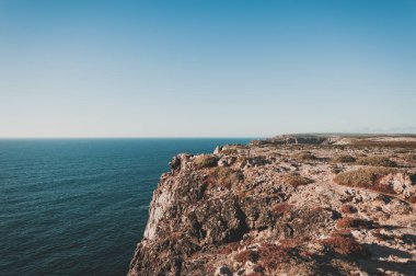 Güzel deniz manzarası ve kumsal.