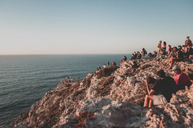 Bir adam ve bir kadın sahilde