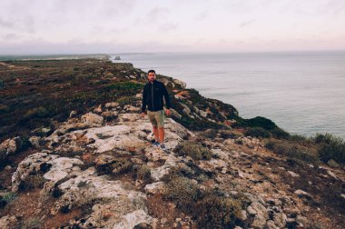 Dağın yamacında duran adam