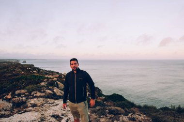 Dağın yamacında duran adam