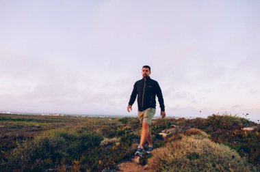 Dağın yamacında duran adam