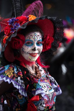 Meksika 'da ölüm töreninde Catrina gibi giyinmiş bir kız.