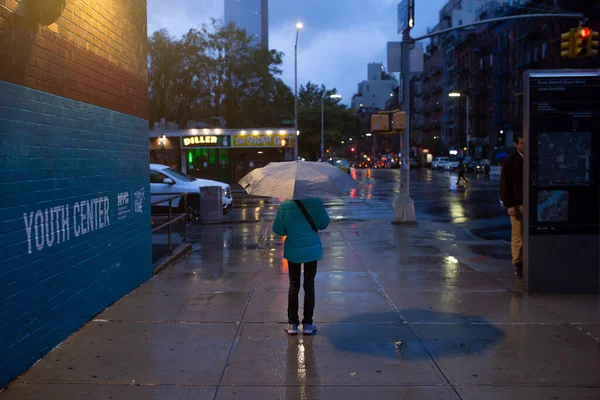 Ragazza Che Cammina Sotto Pioggia Lungo New York City Street — Foto Stock