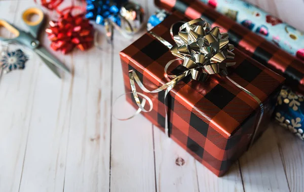 Caixas Presente Natal Com Fita Vermelha Fundo Madeira — Fotografia de Stock