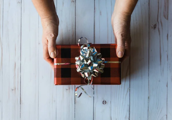 Caja Regalo Con Cinta Lazo Sobre Fondo Madera — Foto de Stock