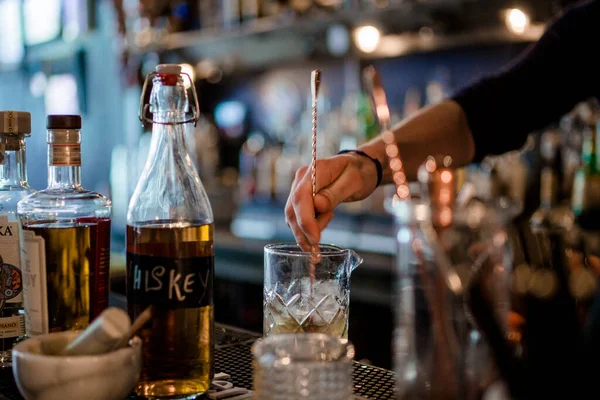 Barman Verser Bière Dans Des Bouteilles Verre Dans Restaurant — Photo