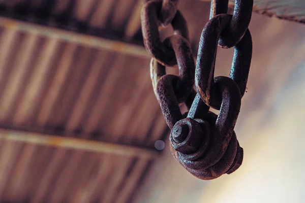 Primer Plano Una Cadena Sobre Fondo Madera —  Fotos de Stock