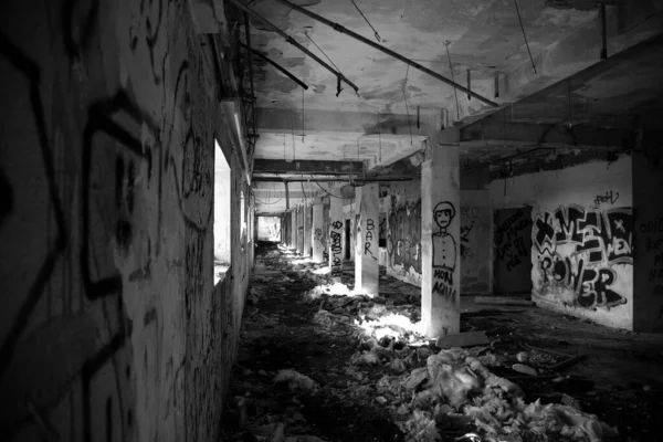 城市里废弃的旧工厂 — 图库照片