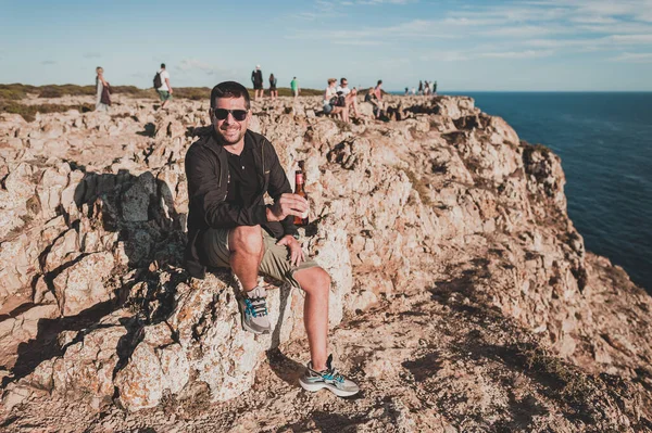 Ritratto Giovane Bell Uomo Posa Vicino Mare Roccioso — Foto Stock