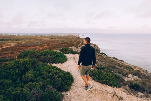 Man Standing Cliff Mountain — Foto Stock