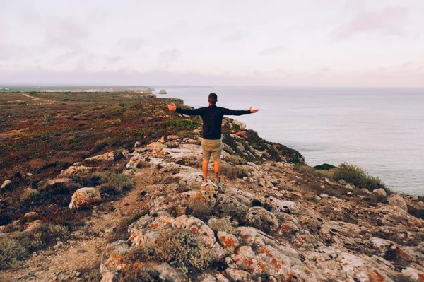 Man Standing Cliff Mountain — Foto Stock