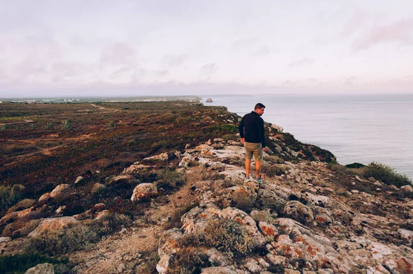 Man Standing Cliff Mountain — Foto Stock