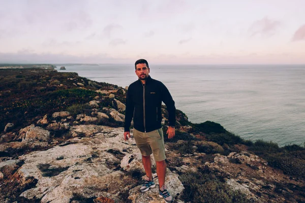 Man Standing Cliff Mountain — Foto Stock