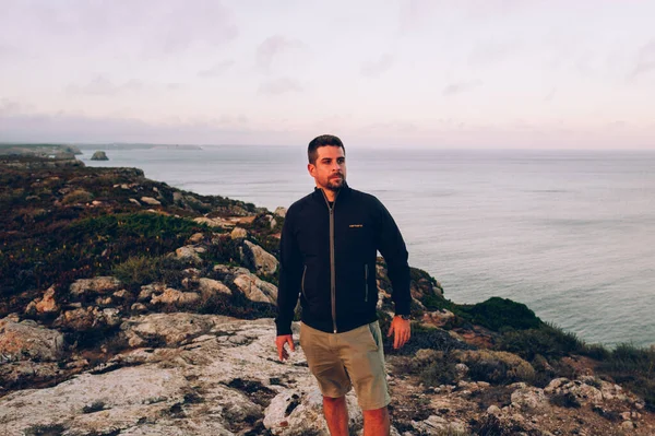 Man Standing Cliff Mountain — Foto Stock