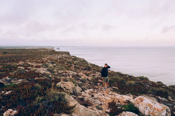 Man Standing Cliff Mountain — стоковое фото